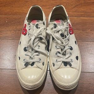 COMME DES GARÇONS PLAY
White Converse Edition Polka Dot Heart Chuck 70 Low